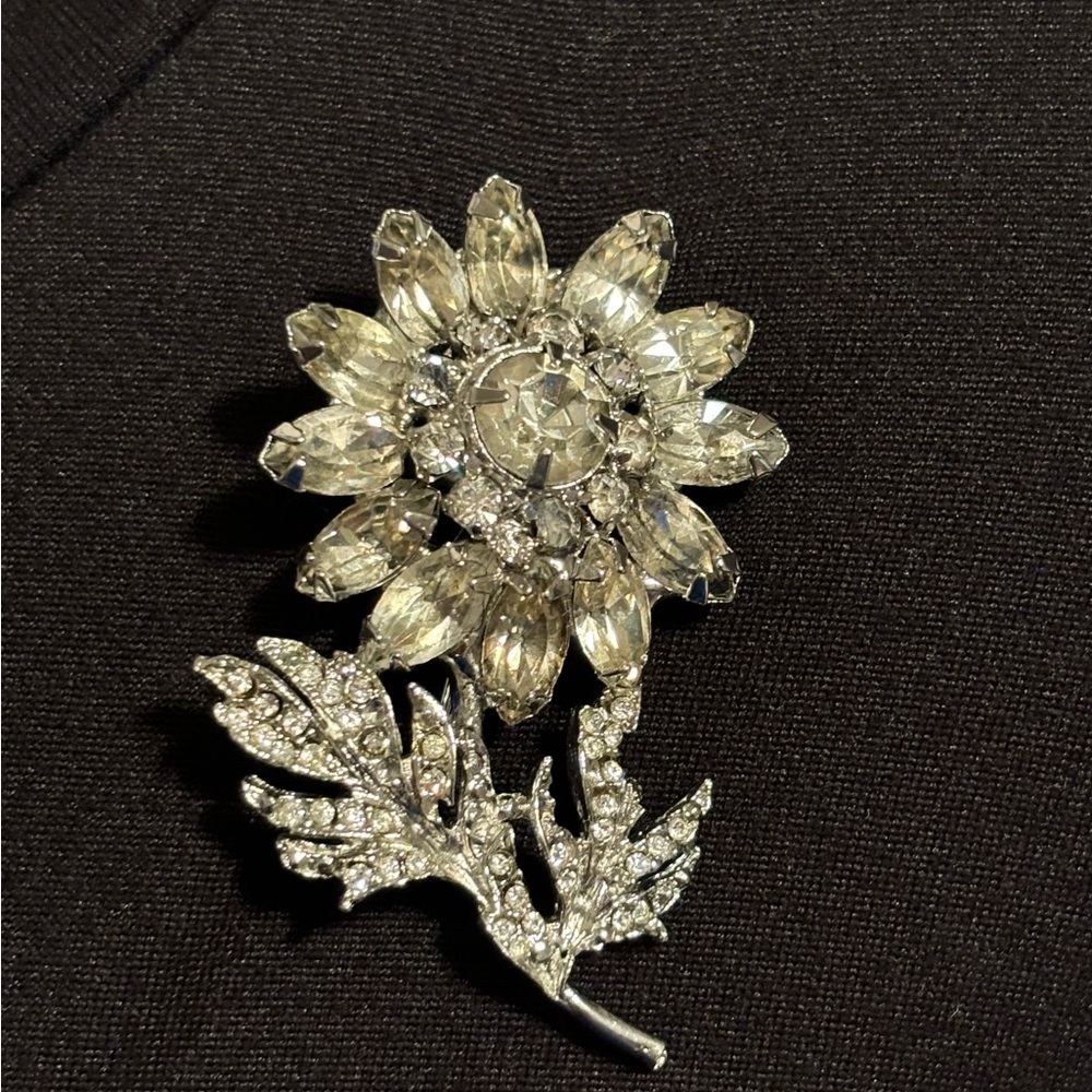 Unsigned Vintage Silver tone flower Brooch with Rhinestones